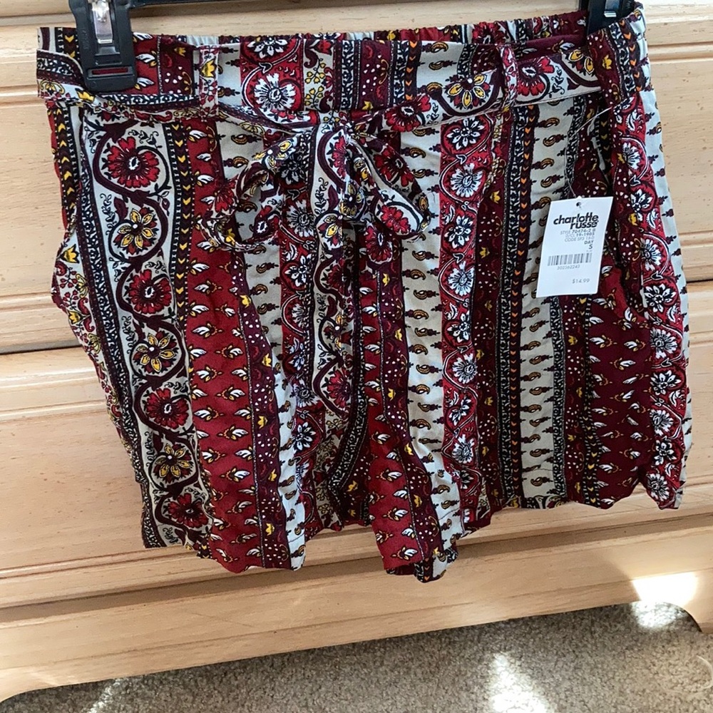 Patterned flowy shorts